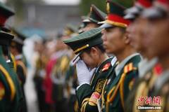 北京高校女生国旗护卫队照片