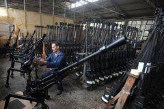 塞尔维亚枪支制造厂内摆满大狙