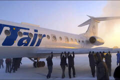 零下52度起落架被冻住 俄罗斯人徒手推飞机