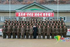 金正恩视察炮兵部队 手挽司令官亲密合影
