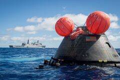 美军先进两栖舰回收猎户座飞船