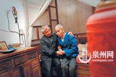 69岁老教师照顾病妻16年