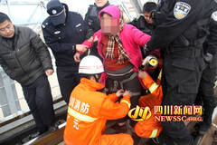 四川：“跳桥女”3年跳桥7次 曾逼停7列火车