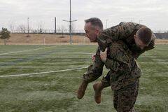 美军59岁上将考体能 扛人狂奔