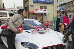 女大学生开豪车车队卖苹果