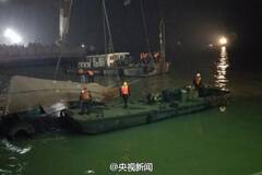 一拖轮长江自沉 20余人下落不明