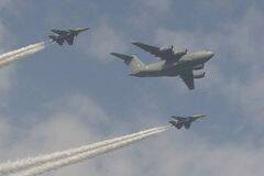 印度阅兵苏30MKI护航C-17大运