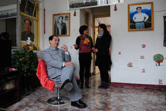 一个痴迷毛泽东的男子