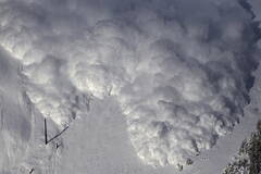 科学家用炸药制造人工雪崩