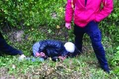 男子偷狗被发现遭村民踩头暴打