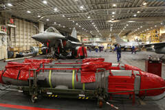 法国航母阵风战机起飞气雾缭绕