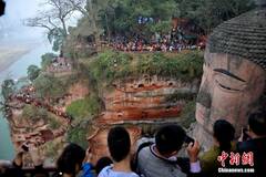 四川乐山上万民众排队看大佛