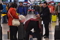 北京西站内儿童随地小便