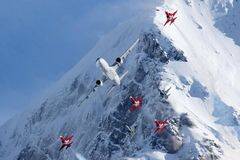 6架战机护航A320飞越雪山之巅
