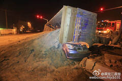 运砂车侧翻活埋轿车 一家三口身亡