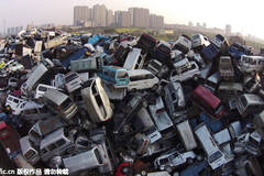 杭州：一座由废弃汽车叠起来的山