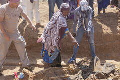 他们靠尸体的衣服辨认亲人