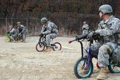 美韩士兵一本正经骑童车训练