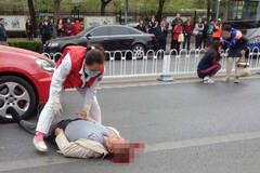 女司机撞倒老人 吓得蹲地不起