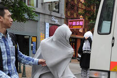 澳门扫黄抓获21名韩国卖淫女现场