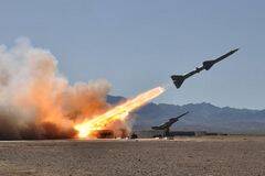 解放军红旗-2导弹打靶击中靶机