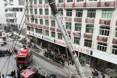 大货车市区翻车撞到2轿车2摩托车