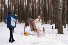 俄女模与棕熊拍写真反猎杀