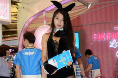 上海：美博会上的兔女郎