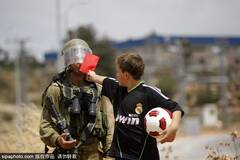 这些儿童对以色列士兵亮红牌