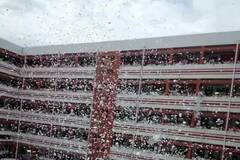 河南：高考学生考前校园撕书