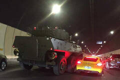 重庆：保时捷撞上装甲车一幕