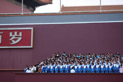 北京学生天安门看升旗过“六一”