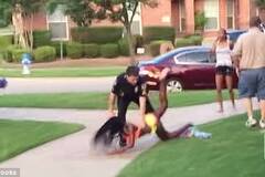 美国白人警察拔枪摁倒黑人比基尼少女