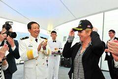 克罗地亚女总统戴054A舰舰帽