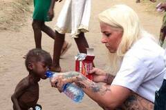 巫童被救助前后对比照