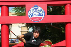 日本剑术高手上演现实版水果忍者