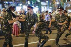 乌克兰阅兵彩排士兵压腿练正步