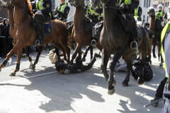 瑞典反纳粹引冲突 骑警践踏人群