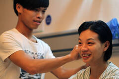 女子遭工友剪烂胸部 男友不离不弃