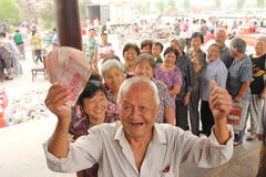 民企老板掏80万给村民发福利 