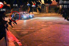 男子故意找茬踢车门 被21岁司机暴打后撞死