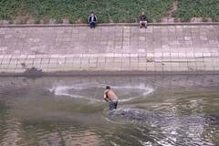 北京昆玉河放水民众争相捕鱼