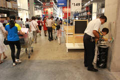 宜家家居垃圾桶成便池 混乱现场组照