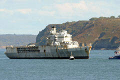 贞德号直升机母舰驶向拆船厂