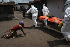 亲人含泪送别埃博拉死者