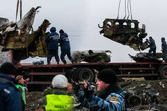 马航MH17客机残骸开始装运