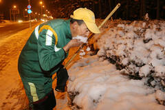 环卫夫妻扫雪17小时靠吃雪解渴