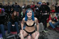 英国：民众“坐脸”示威 抗议色情审查立法