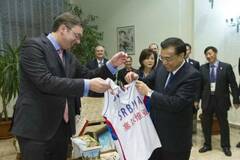 李克强获赠塞尔维亚国家篮球队1号球衣