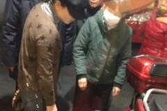 遭狠女连环爆踢 男童抱头求饶实录